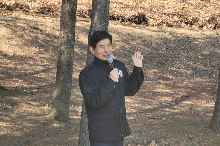 [대구=뉴시스] 이상제 기자 = 20일 대구 달서구 도원지 서편 등산로에서 열린 제3차 '우리 마을 동산 가꾸기' 행사에 참여한 이태훈 달서구청장이 발언하고 있다. 2025.03.20. king@newsis.com *재판매 및 DB 금지