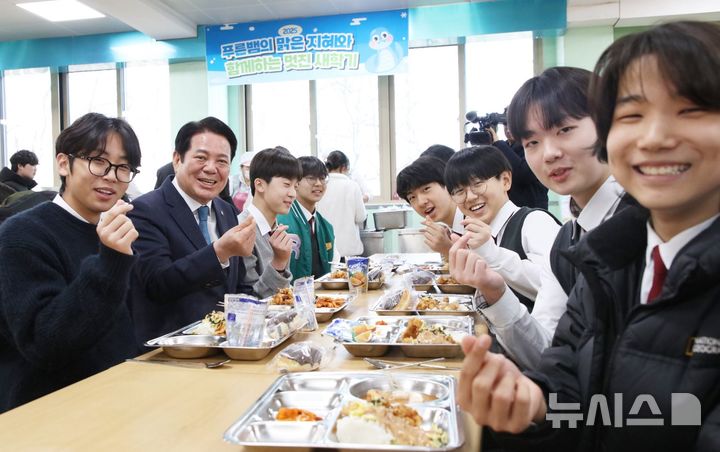 [안양=뉴시스] 최대호 시장이 최근 성문 중고교 급식실을 찾은 가운데 학생들과 점심을 먹으면서 대화를 나누고 있다. (사진=안양시 제공). 2025.03.20.photo@newsis.com