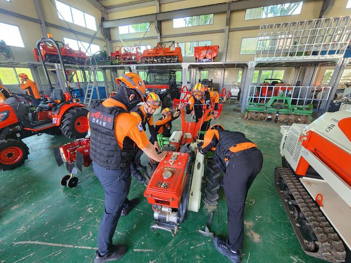 [전주=뉴시스] 전북특별자치도소방본부는 영농철을 맞아 농기계 사고 예방을 위해 '영농철 긴급구조대책'을 추진한다고 20일 밝혔다. 2024년 전북도소방본부 소속 대원들이 농기계 장비 숙달 훈련을 진행하고 있는 모습. (사진=전북특별자치도소방본부 제공) 2025.03.20. photo@newsis.com *재판매 및 DB 금지