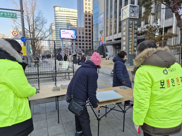 [서울=뉴시스] 서울 중구가 지난 1월부터 불법 노점상과 적치물 단속, 청소를 진행 중인 모습. 2025.03.20 (사진 제공=서울 중구청) photo@newsis.com *재판매 및 DB 금지