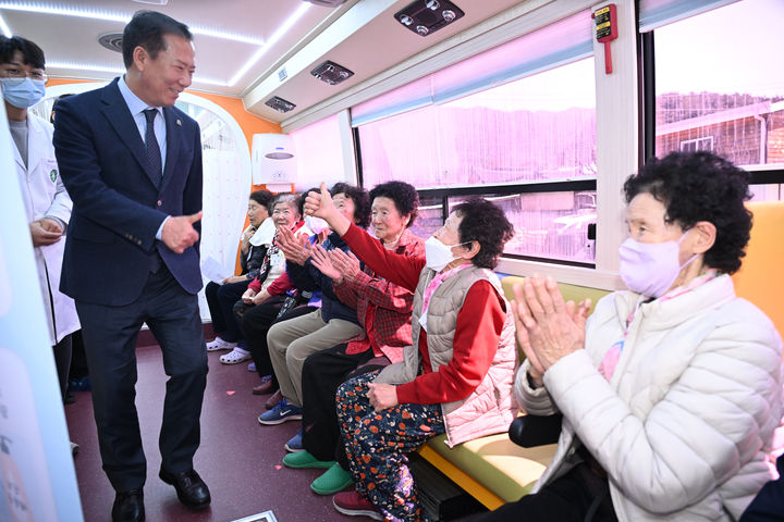 [거창=뉴시스] 거창군청 찾아가는 경남 통합돌봄버스 거창군에서 첫 운영*재판매 및 DB 금지 *재판매 및 DB 금지