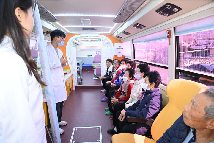 [거창=뉴시스] 거창군청 찾아가는 경남 통합돌봄버스 거창군에서 첫 운영*재판매 및 DB 금지 *재판매 및 DB 금지