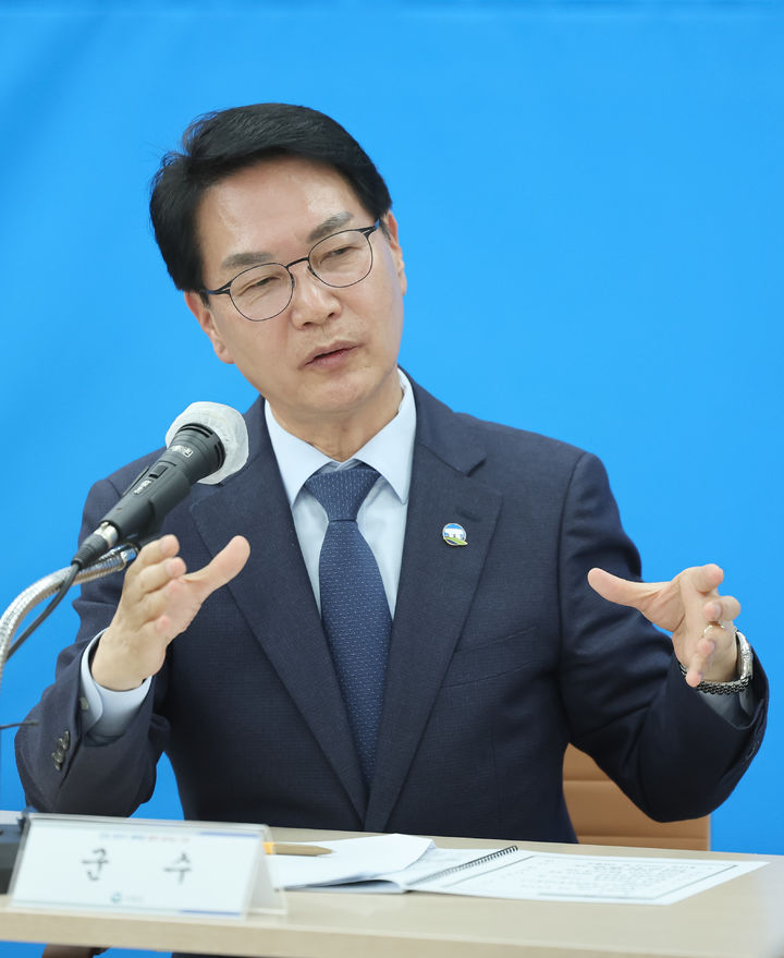 [고창=뉴시스] 20일 고창군청에서 열린 심덕섭 군수의 '서해안철도 건설 및 군정현안 추진사항 언론브리핑'. 심 군수가 서해안철도 건설 추진 상황을 설명하고 있다. (사진=고창군 제공) 2025.03.20. photo@newsis.com *재판매 및 DB 금지