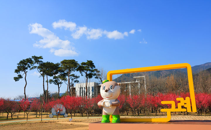 [구례=뉴시스] 구례 섬진강 수달생태공원 홍매화. (사진=구례군 제공) 2025.03.20. photo@newsis.com *재판매 및 DB 금지