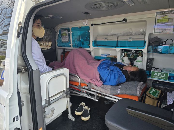 [전주=뉴시스] 구급차에 호송되는 최서연 전주시의원. (사진=더민주전북혁신회의 제공) 2025.03.20. photo@newsis.com *재판매 및 DB 금지