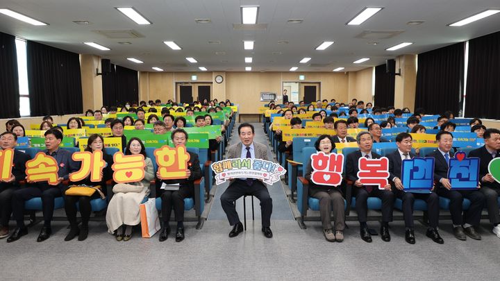 [진천=뉴시스] 20일 충북 진천교육지원청에서 송기섭(가운데) 진천군수를 비롯한 유관 기관 관계자들이 생거진천지속가능발전협의회 발족식을 진행한 뒤 기념사진을 찍고 있다. 협의회는 앞으로 지역 환경의 보전과 개선을 위한 협력 방안 모색과 지속 가능한 발전 목표(SDGs)를 달성에 노력한다. (사진=진천군 제공) 2025.3.20. photo@newsis.com *재판매 및 DB 금지