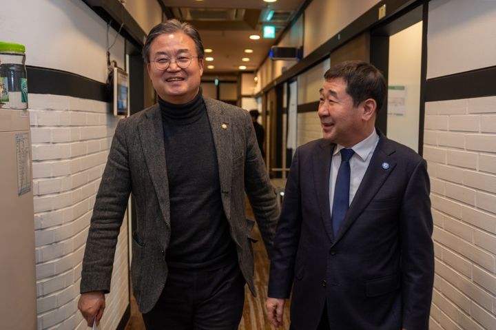 [증평=뉴시스] 20일 국회에서 이재영 충북 증평군수와 이연희(청주흥덕) 국회의원이 증평 현안사업 국비 지원에 대한 의견을 나누고 있다. (사진=증평군 제공) 2025.3.20. photo@newsis.com *재판매 및 DB 금지