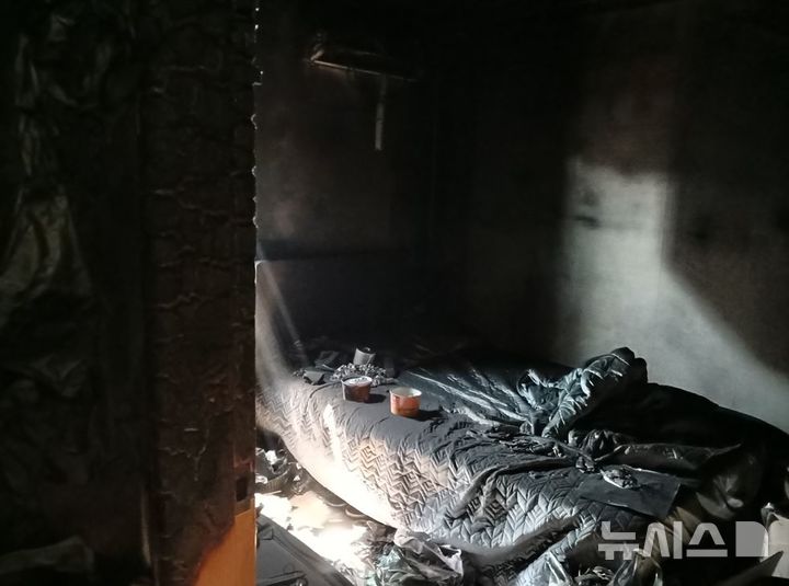 [포항=뉴시스] 안병철 기자 = 20일 오후 12시20분께 경북 포항시 북구 죽도동 한 모텔 3층에서 화재가 발생해 40대 남성 1명이 숨졌다.(사진=포항북부소방서 제공) 2025.03.20. photo@newsis.com