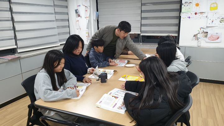 [광양=뉴시스] 광양제철소 2030세대 엔지니어들로 구성된 재능봉사단이 지역 아동센터에서 아이들의 학습을 지도하고있다. (사진=광양제철소 제공) 2025.03.20. photo@newsis.com *재판매 및 DB 금지