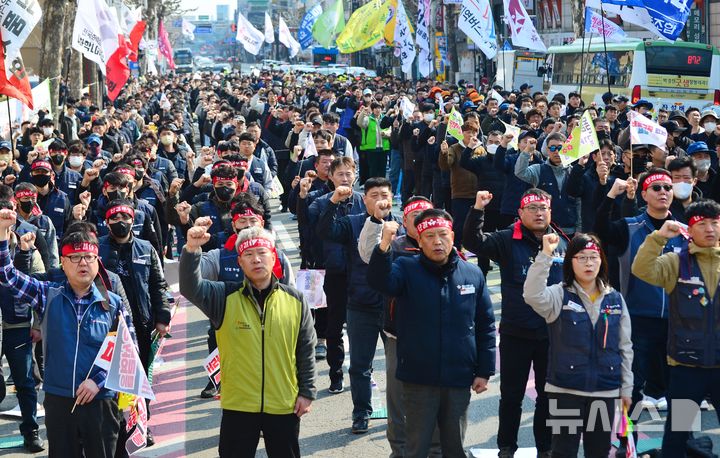 [청주=뉴시스] 서주영 기자 = 민주노총 충북본부가 20일 충북도청 앞 도로에서 '확대간부 파업대회'를 열고 헌법재판소의 윤석열 대통령 탄핵심판 선고를 촉구하고 있다. 2025.03.20. juyeong@newsis.com&nbsp; 