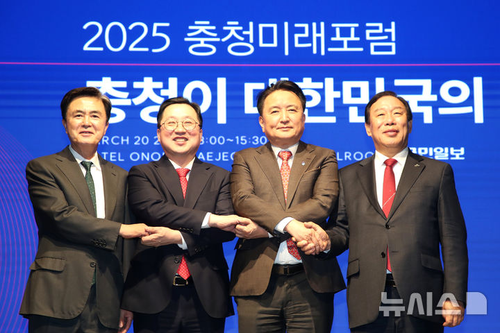 [청주=뉴시스] 20일 대전시 유성구 호텔 오노마 대전에서 열린 '2025 충청미래포럼'에 참석한 (왼쪽부터) 김태흠 충남지사, 이장우 대전시장, 김영환 충북지사, 최민호 세종시장이 기념촬영하고 있다. 국민일보가 주최한 이날 포럼은 '충청이 대한민국의 미래다'를 주제로 충청광역연합 출범 효과와 과제를 짚고, 충청권 발전 방안을 모색했다.(사진=충북도 제공) 2025.03.20. photo@newsis.com *재판매 및 DB 금지