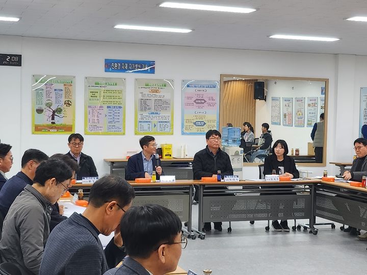 [세종=뉴시스] 농촌진흥청은 기후 변화에 대응할 수 있는 고품질 수출용 배를 안정적으로 재배할 수 있도록 지침서(매뉴얼)를 개발·보급할 계획이라고 20일 밝혔다. 사진은 이날 전남 나주시 나주배원예농협에서 진행된 '배 프리미엄 수출단지 육성 현장 협의회' 모습. (사진=농진청 제공) 2025.03.20. photo@newsis.com *재판매 및 DB 금지