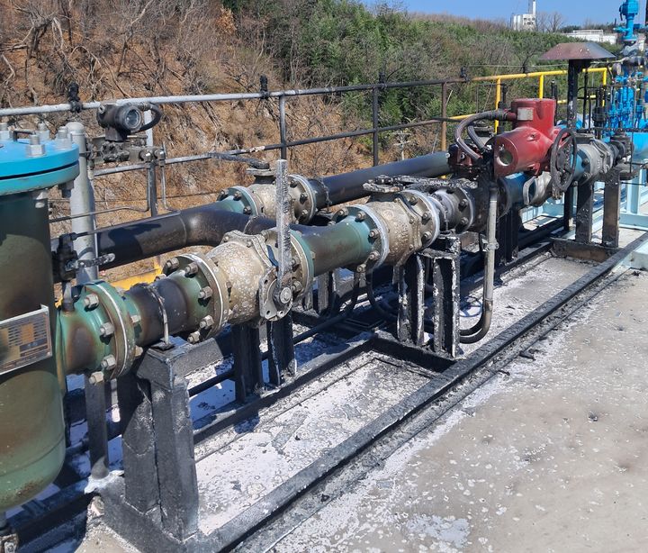 [울산=뉴시스] 박수지 기자 = 20일 오후 울산시 남구 상개동 롯데SK에너루트 수소연료전지 발전소 공사 현장에서 폭발사고가 발생해 배관이 손상돼 있다. (사진=울산소방본부 제공) 2025.03.20. photo@newsis.com *재판매 및 DB 금지