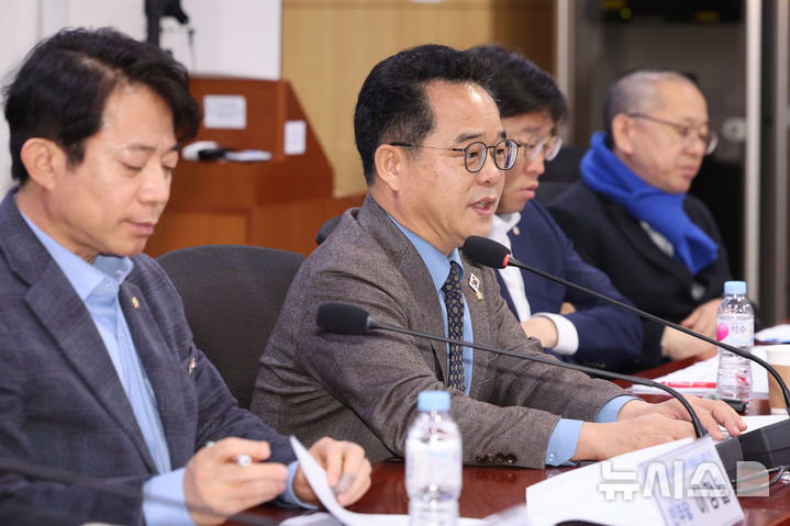 [서울=뉴시스] 권창회 기자 = 더불어민주당 을지로위원회 위원장인 민병덕 의원이 지난 3월20일 서울 여의도 국회 의원회관에서 열린 홈플러스 대책 TF 점주-노조 간담회에서 발언을 하고 있다. 2025.03.20. kch0523@newsis.com