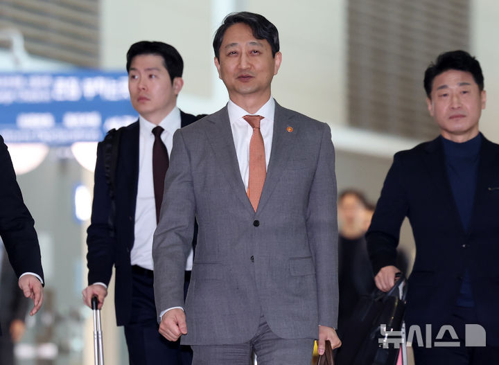 [인천공항=뉴시스] 이영환 기자 = 안덕근 산업통상자원부 장관이 19일 오전 인천국제공항 제2여객터미널을 통해 미국 워싱턴 D.C.로 출국하고 있다.안 장관은 하워드 러트닉 미국 상무부 장관, 크리스 라이트 미국 에너지부 장관 등 주요 인사를 만나 다음 달로 예정된 상호관세 부과 면제와 민감국가 목록 제외 등을 논의할 예정이다. 2025.03.19. 20hwan@newsis.com