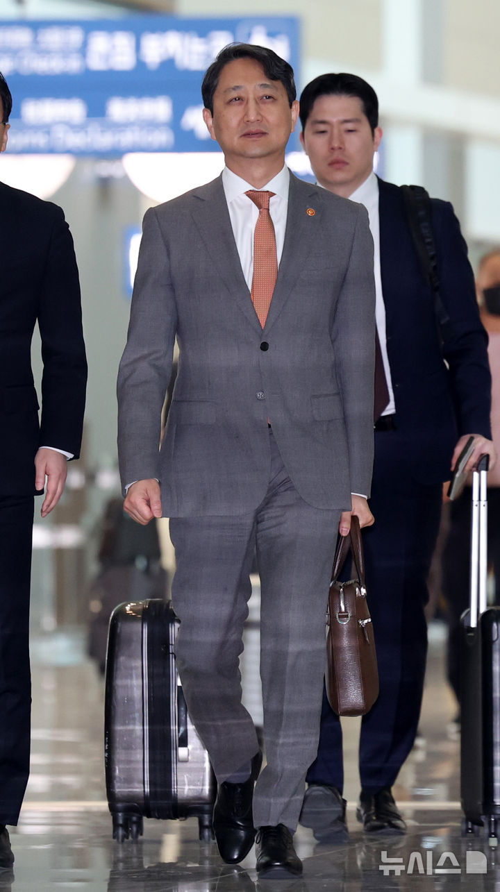 [인천공항=뉴시스] 이영환 기자 = 안덕근 산업통상자원부 장관이 19일 오전 인천국제공항 제2여객터미널을 통해 미국 워싱턴 D.C.로 출국하고 있다.안 장관은 하워드 러트닉 미국 상무부 장관, 크리스 라이트 미국 에너지부 장관 등 주요 인사를 만나 다음 달로 예정된 상호관세 부과 면제와 민감국가 목록 제외 등을 논의할 예정이다. 2025.03.19. 20hwan@newsis.com