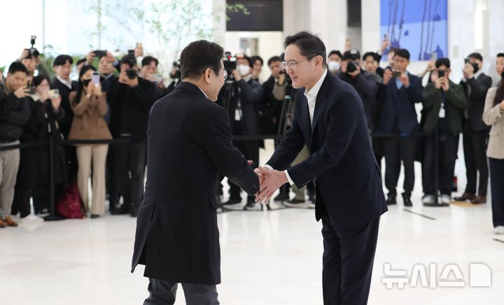 [서울=뉴시스] 김근수 기자 = 이재명 더불어민주당 대표와 이재용 삼성전자 회장이 20일 오전 서울 강남구 멀티캠퍼스 역삼 SSAFY 서울캠퍼스에서 인사를 나누고 있다. (공동취재) 2025.03.20. photo@newsis.com