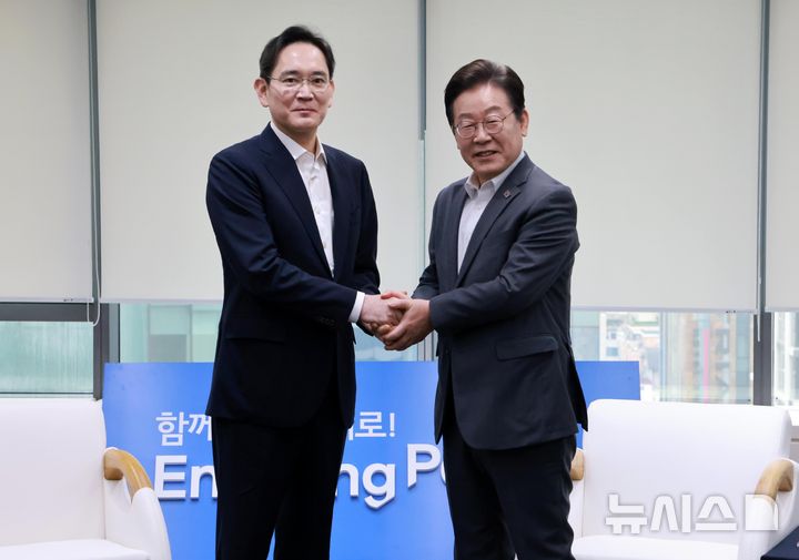 [서울=뉴시스] 김근수 기자 = 이재명 더불어민주당 대표와 이재용 삼성전자 회장이 20일 서울 강남구 삼성 청년 소프트웨어 아카데미(SSAFY)에서 환담하기 앞서 악수하고 있다. (공동취재) 2025.03.20. photo@newsis.com