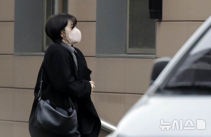 [서울=뉴시스] 최동준 기자 = 음주운전 및 불법 숙박업 운영 혐의로 불구속 기소된 문재인 전 대통령 딸 문다혜씨가 20일 오전 서울 마포구 서부지법에서 열린 첫 공판기일에 출석하고 있다. 2025.03.20. photocdj@newsis.com