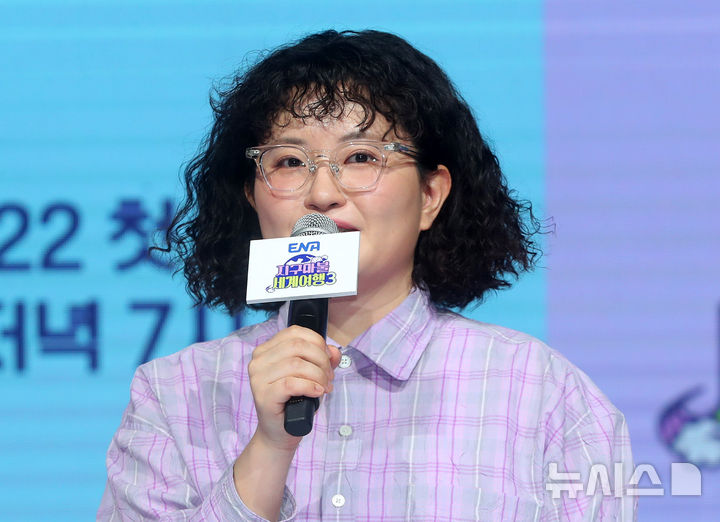 [서울=뉴시스] 김혜진 기자 = 여행 크리에이터 원지가 20일 오전 서울 마포구 쇼킹케이팝센터에서 열린 ENA 예능 프로그램 '지구마불 세계여행3' 제작발표회에서 인사말을 하고 있다. '지구마불 세계여행3'은 김태호 PD가 설계한 여행 부루마불 게임을 기반으로 한 예능으로, 여행 크리에이터 빠니보틀, 원지, 곽튜브가 주사위를 굴려 떠나는 모험을 그린다. 오는 22일 오후 7시 50분 첫 방송. 2025.03.20. jini@newsis.com