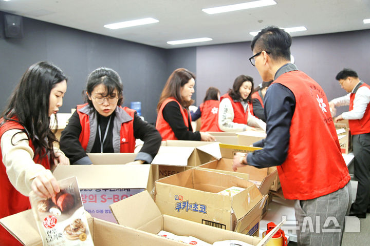 광주신세계 임직원들이 20일 도움의 손길이 필요한 청소년 가정에 전달할 '사랑의 S-BOX' 생필품 선물을 준비하고 있다. (사진=광주신세계 제공) photo@newsis.com