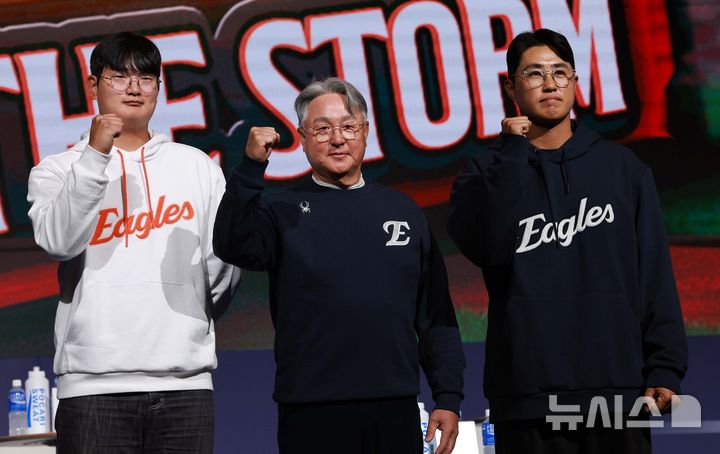 [서울=뉴시스] 고범준 기자 = 20일 서울 송파구 롯데호텔 월드 크리스탈볼룸에서 열린 2025 신한 SOL Bank KBO 미디어데이에서 한화 김서현, 김경문 감독, 채은성 선수가 포즈를 취하고 있다. 2025.03.20. bjko@newsis.com