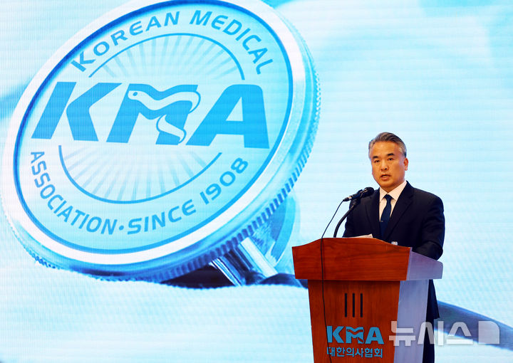 [서울=뉴시스] 박주성 기자 = 김성근 대한의사협회 대변인이 8일 오후 서울 용산구 의협회관에서 정부의 2차 의료개혁안 발표와 관련해 브리핑을 하고 있다. 2025.04.08. park7691@newsis.com