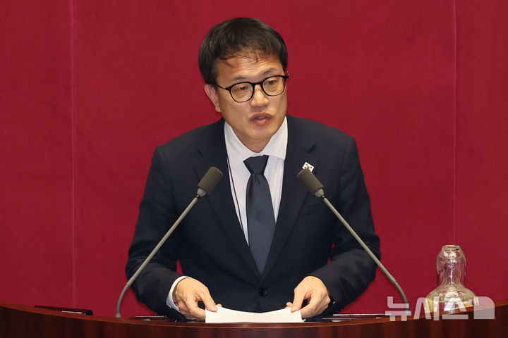 [서울=뉴시스] 권창회 기자 = 20일 오후 서울 여의도 국회에서 열린 제423회국회(임시회) 제2차 본회의에서 박주민 보건복지위원장이 국민연금법 일부개정법률안에 대해 제안설명을 하고 있다. 2025.03.20. kch0523@newsis.com