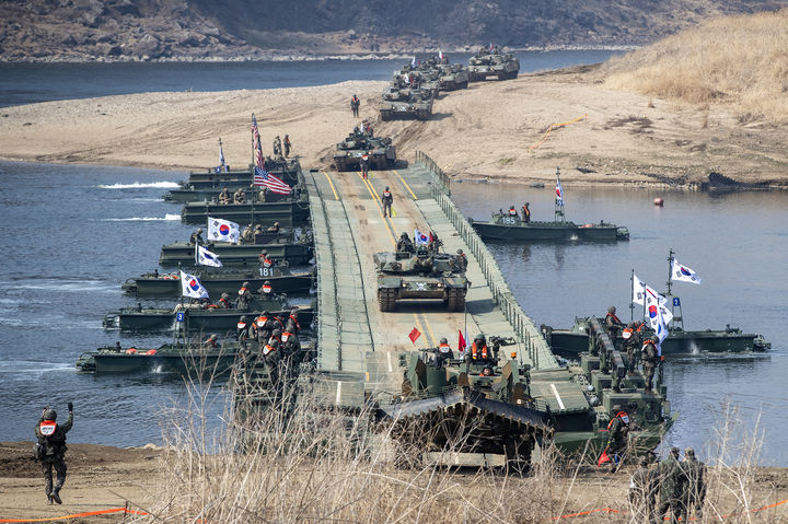 [서울=뉴시스] 정병혁 기자 = 20일 경기 연천군 임진강 일대에서 열린 한미연합 제병협동 도하훈련에서 K600장애물개척전차와 K1E1전차가 연합부교를 통해 도하하고 있다.(사진=육군 제공) 2025.03.20. photo@newsis.com *재판매 및 DB 금지