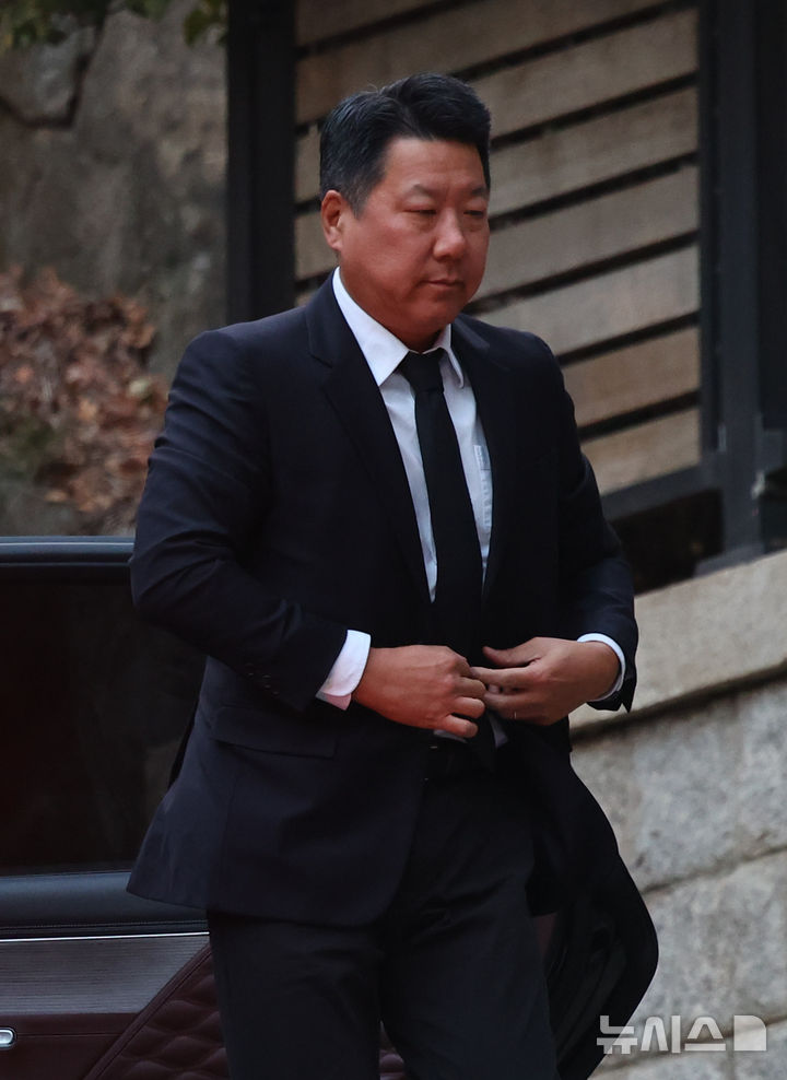 [서울=뉴시스] 황준선 기자 = 정지선 현대백화점그룹 회장이 20일 오후 고 정주영 현대그룹 명예회장의 24주기 제사를 치르기 위해 서울 종로구 청운동 옛 정주영 명예회장의 자택으로 들어서고 있다. 2025.03.20. hwang@newsis.com