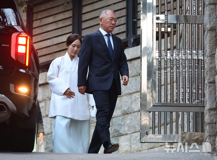 [서울=뉴시스] 황준선 기자 = 정의선 현대자동차그룹 회장이 지난 3월20일 오후 고 정주영 현대그룹 명예회장의 24주기 제사를 치르기 위해 서울 종로구 청운동 옛 정주영 명예회장의 자택으로 들어서고 있다. 2025.03.20. hwang@newsis.com