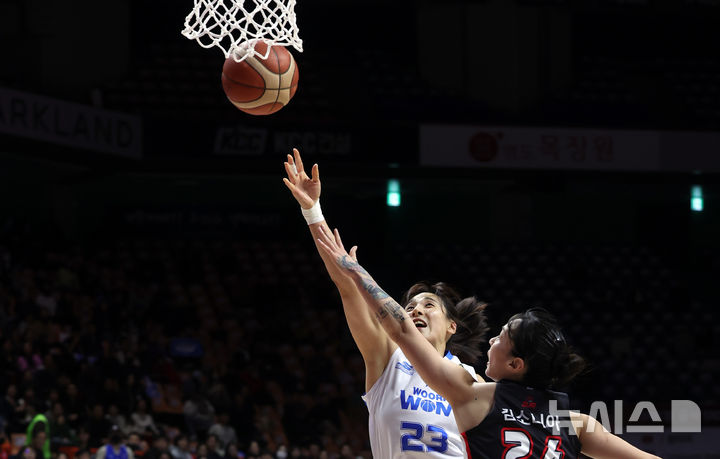 [부산=뉴시스] 하경민 기자 = 2024~2025 여자프로농구 챔피언결정전 3차전이 열린 지난 3월20일 부산 동래구 사직체육관에서 우리은행 김단비가 골밑 슛을 시도하고 있다. 2025.03.20. yulnetphoto@newsis.com