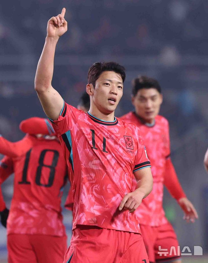 [고양=뉴시스] 추상철 기자 = 20일 오후 경기 고양시 고양종합운동장에서 열린 '2026 국제축구연맹(FIFA) 북중미 월드컵 아시아 지역 3차 예선 B조 7차전' 대한민국과 오만의 경기, 황희찬이 골을 성공시킨 후 기뻐하고 있다. 2025.03.20. scchoo@newsis.com