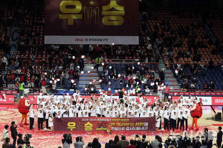 [부산=뉴시스] 하경민 기자 = 2024~2025 여자프로농구 챔피언결정전 3차전이 열린 지난 3월20일 부산 동래구 사직체육관에서 BNK썸 선수단이 우승 세리머니를 하고 있다. 2025.03.20. yulnetphoto@newsis.com