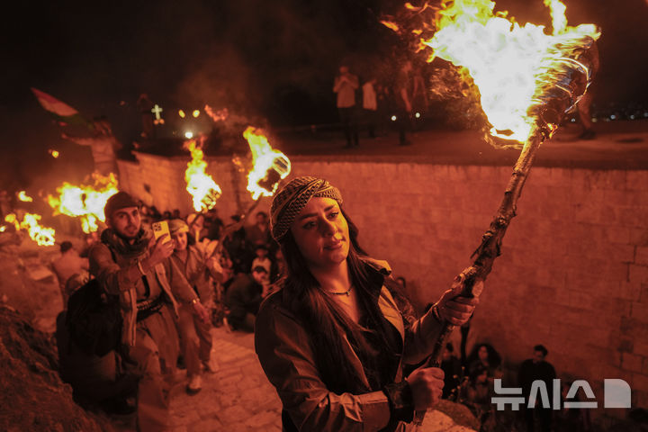 [아크라=AP/뉴시스]  이라크 아크라에서 쿠르드 부족들이 3월 20일 횃불을 들고 산길을 행진하며 페르시아 새해인 노루즈를 축하하고 있다. 북부 쿠르드주에서는 4월 28일 쿠르드군 부대 페쉬메르가 대원들을 공격한 무인기로 인해 3명이 다쳤다. 2025.04. 29.