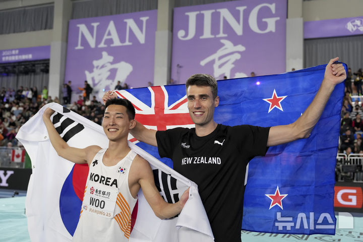 [난징=AP/뉴시스] 우상혁이 21일 중국 난징에서 열린 세계 육상 실내 선수권 대회 남자 높이뛰기 결승전에서 금메달을 획득한 후 은메달을 획득한 뉴질랜드 해미시 커와 기념촬영을 하고 있다. 2025.03.21.