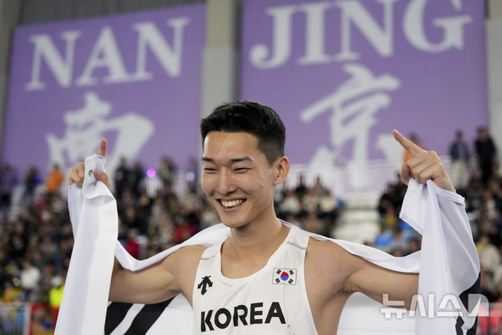 [난징=AP/뉴시스] 우상혁이 21일 중국 난징에서 열린 세계 육상 실내 선수권 대회 남자 높이뛰기 결승전에서 금메달을 획득한 후 기뻐하고 있다. 2025.03.21.