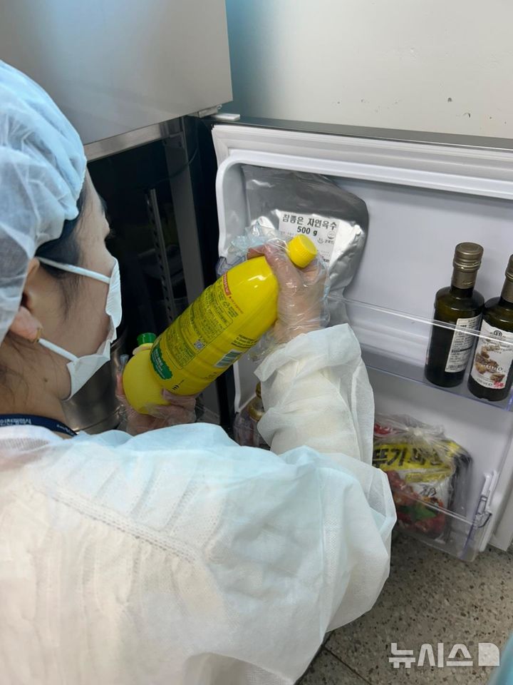 [인천=뉴시스] 인천시는 봄 나들이철을 맞아 26일부터 내달 1일까지 공항, 터미널, 봄꽃 탐방지, 국·공립공원 등 주요 시설 내 식품취급업소와 푸드트럭의 위생관리 실태를 집중 점검한다고 21일 밝혔다. (사진=인천시 제공) 2025.03.21. photo@newsis.com 