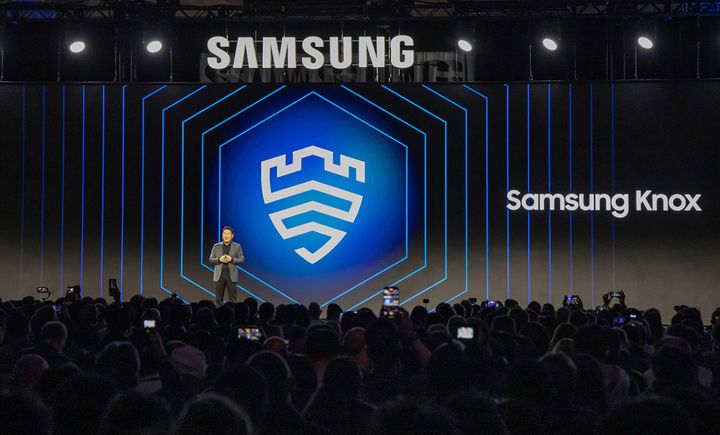 [서울=뉴시스]한종희 삼성전자 대표이사 부회장이 녹스(Knox) 보안 기술을 설명하고 있다. (사진=삼성전자 제공) photo@newsis.com&nbsp; *재판매 및 DB 금지