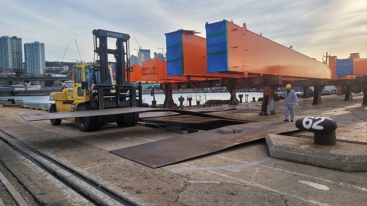 [부산=뉴시스] 부산 자성대부두로 트랜스퍼크레인의 해상 반입이 이뤄지고 있다. (사진=부산항만공사 제공) 2025.03.21. photo@newsis.com *재판매 및 DB 금지