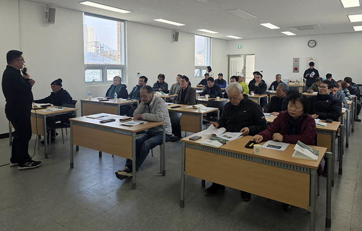 정선군산림조합은 지난 20일 곤드레명품관 회의실에서 임업인 등에게 표고버섯 재배기술 교육을 실시하고 있다.(사진=정선군산림조합 제공) *재판매 및 DB 금지