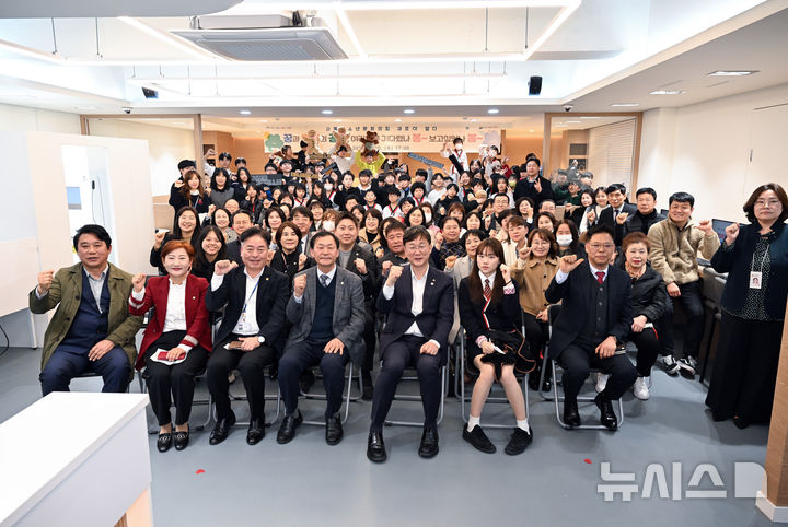 [안산=뉴시스]이민근 안산시장(사진 앞줄 오른쪽 세 번째)이 20일 안산 사동청소년문화의집 재개관식에서 참석자들과 기념촬영을 하고 있다.(사진=안산시 제공)2025.03.21.photo@newsis.com