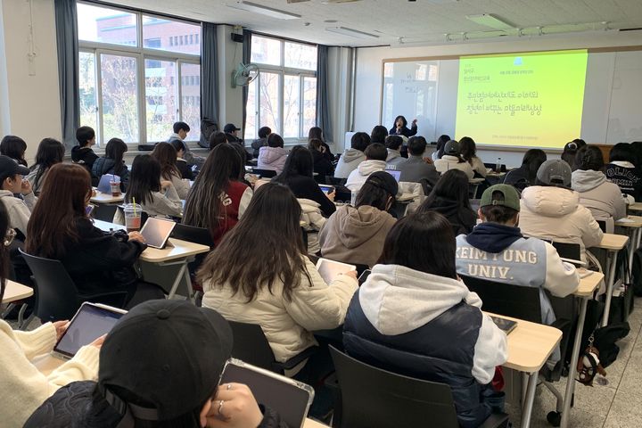 [대구=뉴시스] 대구시 달서구는 계명대학교 사회복지학과 학생들을 대상으로 '찾아가는 주민참여예산 교육'을 진행했다. (사진=대구시 달서구 제공) 2025.03.21. photo@newsis.com *재판매 및 DB 금지