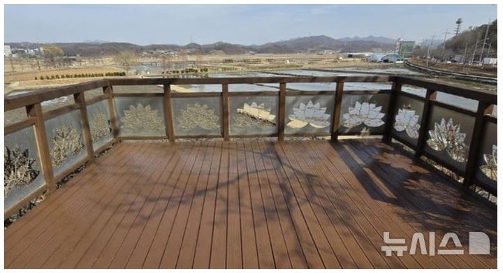 [시흥=뉴시스] 연중 개방에 들어간 시흥시 연꽃테마파크 전망대 전경. (사진=시흥시 제공). 2025.03.21.photo@newsis.com