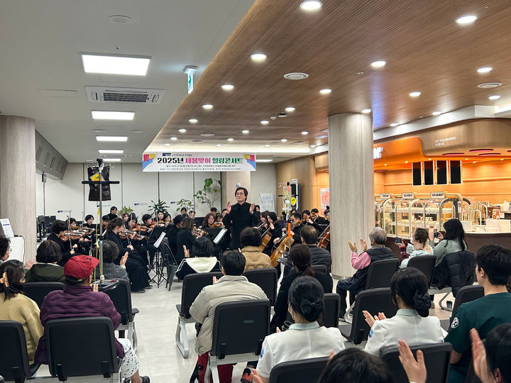 [구미=뉴시스] 새봄 힐링콘서트. (사진=순천향대학교 구미병원 제공) 2025.03.21. photo@newsis.com *재판매 및 DB 금지