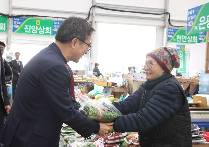 [수원=뉴시스] 21일 오전 김동연 경기도지사가 안양농수산물도매시장 복구 상황을 점검하고 상인들을 격려하고 있다. (사진=경기도 제공) 2025.03.21. photo@newsis.com *재판매 및 DB 금지
