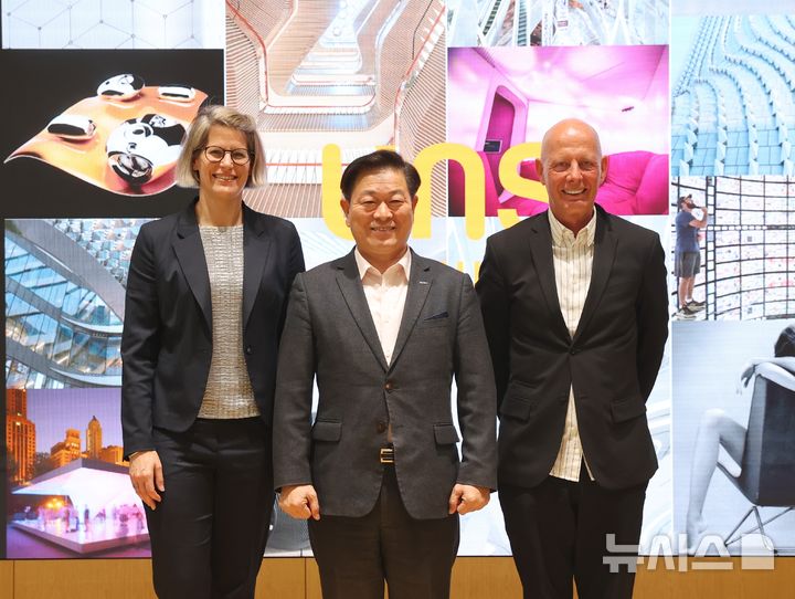 [광명=뉴시스]박승원 광명시장(사진 가운데)이 20일 인생플러스센터에서 유엔스튜디오 관계자들과 광명시흥 3기신도시 도시디자인 회의를 가진 뒤 기념 촬영을 하고 있다. 사진 왼쪽부터 노라 슐러 유엔스튜디오 건축가, 박승원 광명시장, 벤 판 베르켈 유엔스튜디오 대표 건축가.(사진=광명시 제공)2025.03.21.photo@newsis.com 