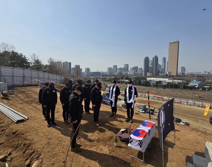 [서울=뉴시스]지난 14일 현장에서 진행된 약식제례에서 묵념하고 있는 국유단 조사 및 발굴팀 장병. (사진=국유단 제공) 2025.03.21. *재판매 및 DB 금지