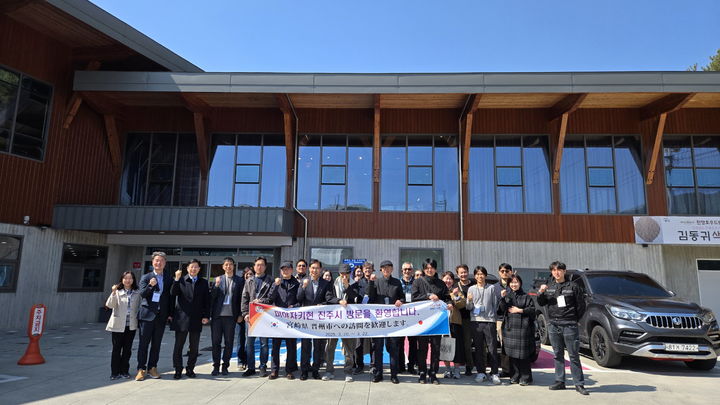 [진주=뉴시스]일본 미야자키현, ‘대한민국 목조건축 대표도시 진주’ 방문.(사진=진주시 제공).2025.03.21.photo@newsis.com *재판매 및 DB 금지