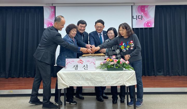 [전주=뉴시스] 전주상진신협은 지난 20일 전주상진신협 본점에서 생일 조합원 100여명을 초청해 만찬을 함께하는 행사를 진행했다고 21일 밝혔다. (사진=전주상진신협 제공) 2025.03.21. photo@newsis.com&nbsp; *재판매 및 DB 금지